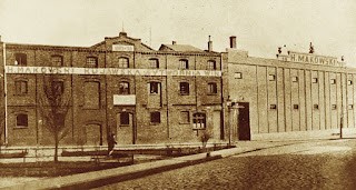 Zdjęcie starej fabryki, w której wina owocowe produkowano w okresie międzywojennym. 